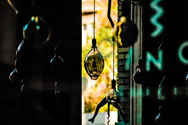 Egy Közeli Felvétel Plafonról Lógó Üveglámpákról Sötétben — Stock Fotó