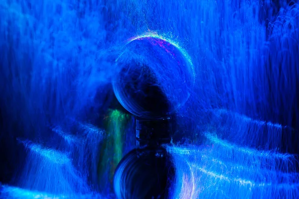 Tiro Close Uma Bola Cristal Brilhante Com Luzes Azuis Fundo — Fotografia de Stock