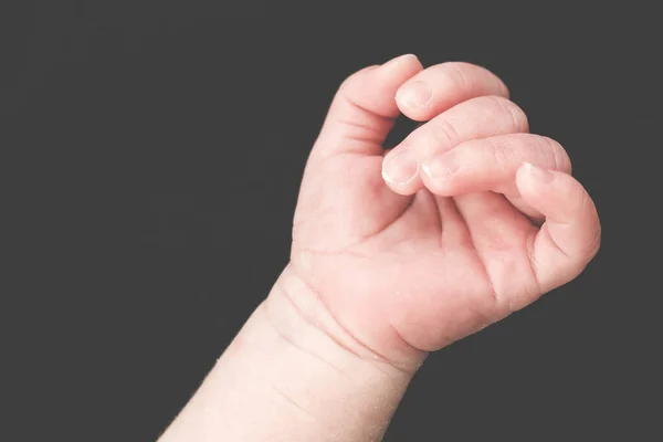 Närbild Bild Bild Ett Barns Hand Grå Bakgrund — Stockfoto