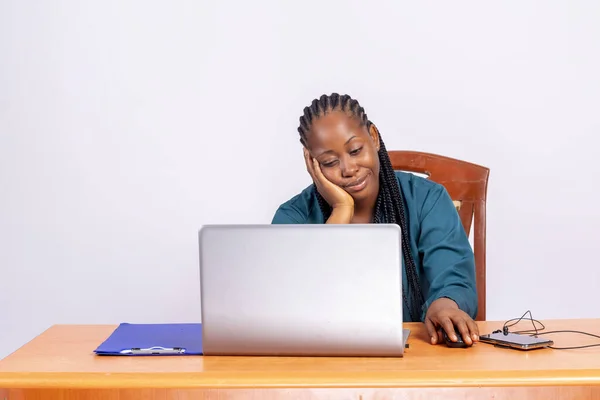 Die Junge Afrikanerin Sitzt Schreibtisch Und Arbeitet Laptop Und Fühlt — Stockfoto