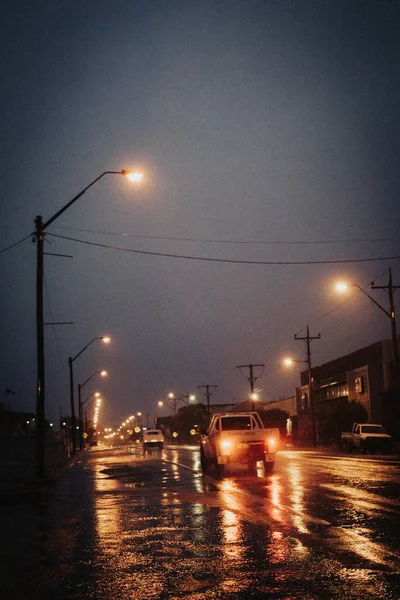 Вертикальный Снимок Мокрой Дороги Автомобилями Ночью — стоковое фото