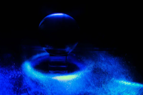 Strzał Bliska Świecącej Kryształowej Kuli Niebieskimi Światłami Ciemnym Tle — Zdjęcie stockowe