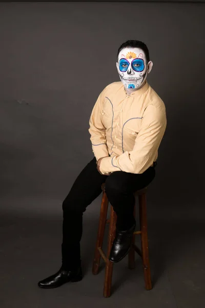 死んだ休日の伝統的な日のための化粧を身に着けている若いヒスパニック系の男性 — ストック写真