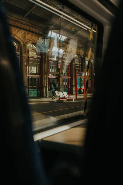 Viktorya Döneminden Kalma Kırmızı Yeşil Tren Istasyonunda Güzel Bir Çekim — Stok fotoğraf