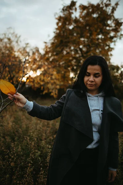 Een Mooie Kaukasische Vrouw Die Geniet Van Wandelen Tuin — Stockfoto