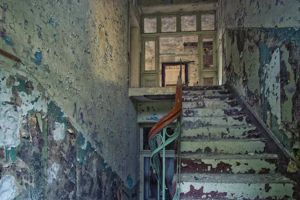 Die Verwitterten Wände Und Treppen Inneren Des Gebäudes — Stockfoto