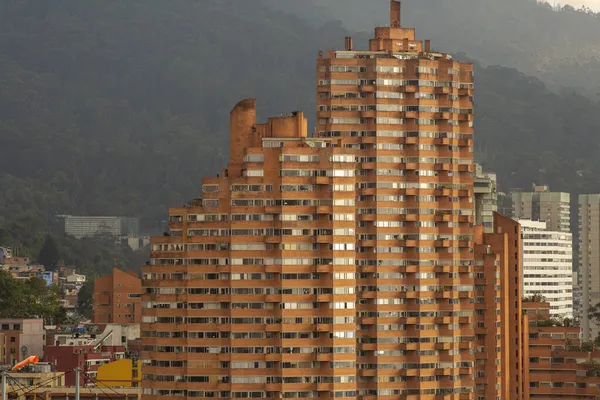 Edificio Residencial Gran Altura Contra Montaña Con Bosque Denso Día — Foto de Stock