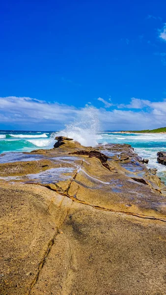 Eine Vertikale Aufnahme Eines Schönen Strandes Mit Felsformationen Meer — Stockfoto