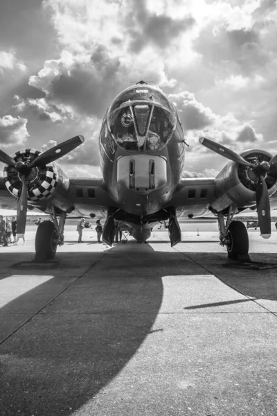 Gri Tonlu Uçak Görüntüsü — Stok fotoğraf