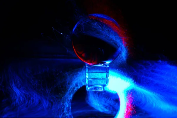 Крупним Планом Блискуча Кристалічна Куля Блакитними Вогнями Темному Фоні — стокове фото