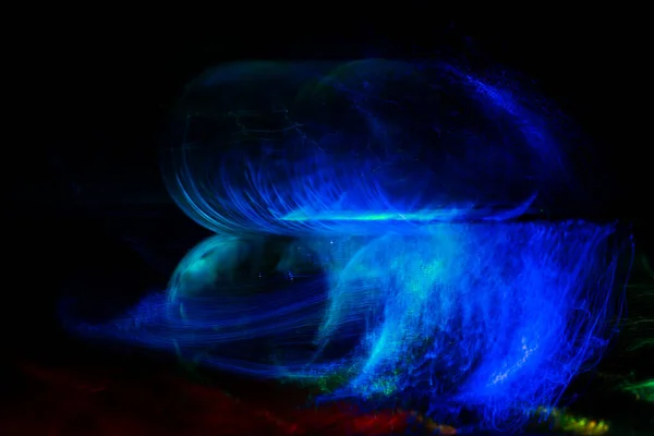 Nahaufnahme Einer Leuchtenden Kristallkugel Mit Blauem Licht Auf Dunklem Hintergrund — Stockfoto