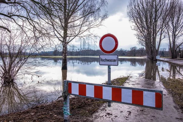 Προειδοποιητικό Σήμα Κόκκινου Φράγματος Πλημμύρας Τοποθετημένο Δίπλα Στο Ποτάμι Κατά — Φωτογραφία Αρχείου