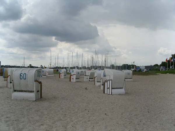 Una Playa Arena Blanca Con Sillas Playa Strandkorb Bajo Cielo —  Fotos de Stock