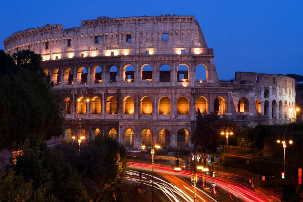 Длительная Экспозиция Светофоров Возле Колизея Риме Италия — стоковое фото