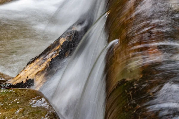 Krásný Výhled Pramenitou Vodu Skalami Lese — Stock fotografie