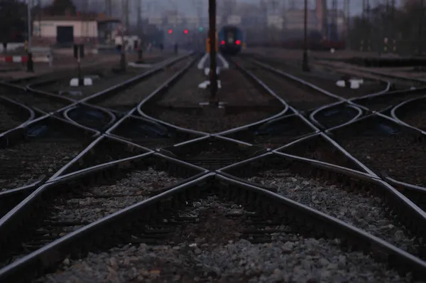 Eine Kreuzende Eisenbahn Und Ein Zug Hintergrund Einem Dunklen Abend — Stockfoto