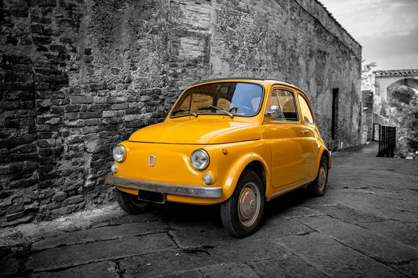 Yellow Vintage Car Isolated Grayscale Town Background Tuscany Italy — Stock Photo, Image