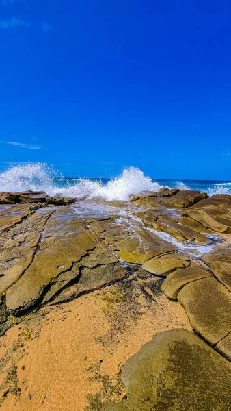 Deniz Kenarında Kaya Oluşumları Olan Güzel Bir Sahilin Dikey Görüntüsü — Stok fotoğraf