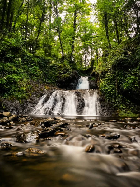 Krásný Vodopád Zelených Lesích — Stock fotografie