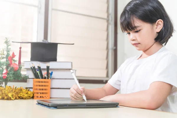 Ein Asiatisches Mädchen Macht Hausaufgaben Auf Einem Tablet Das Konzept — Stockfoto