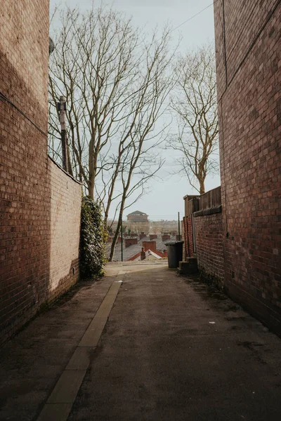 普雷斯顿英格兰西北部城镇房屋之间的一条小巷 — 图库照片