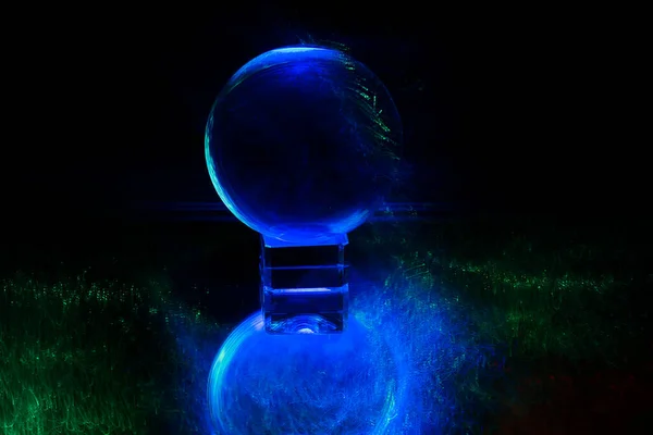 Tiro Close Uma Bola Cristal Brilhante Com Luzes Azuis Verdes — Fotografia de Stock