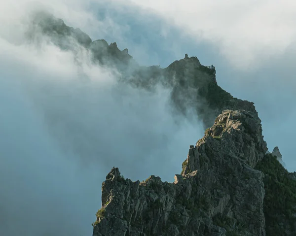 Eine Landschaftliche Aufnahme Eines Nebligen Nebligen Steinberges Auf Madeira Portugal — Stockfoto