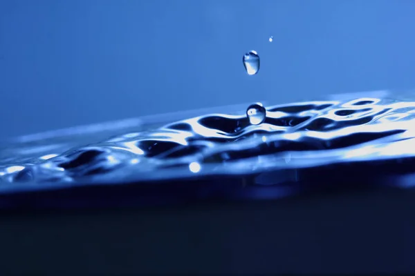 Een Close Van Waterdruppel Die Het Water Valt — Stockfoto