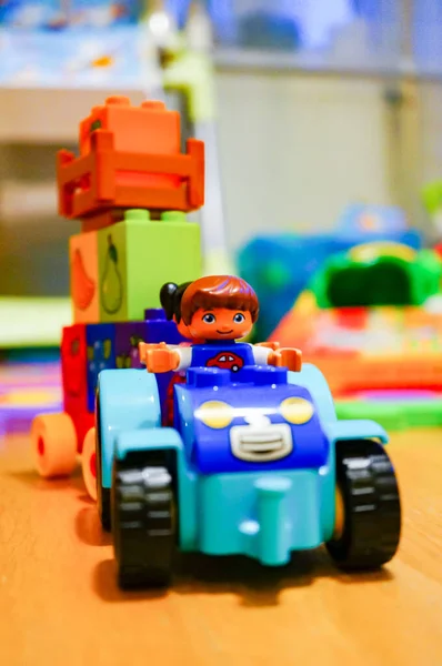 Poznan Lengyelország Február 2015 Lego Duplo Játék Figura Egy Traktorban — Stock Fotó