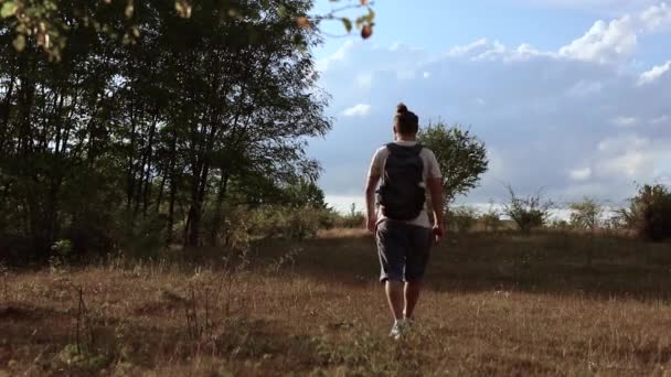 Jovem Caminhando Floresta Outono — Vídeo de Stock