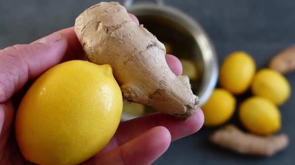柠檬和姜根木制背景上 — 图库视频影像