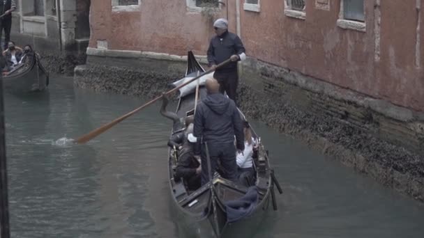 Venice Itália Fevereiro 2020 Turistas Não Identificados Estão Estacionados Canal — Vídeo de Stock