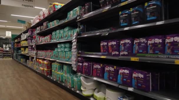 Прогулка Полкам Продуктами Современном Супермаркете — стоковое видео