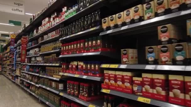 Ein Gang Durch Die Regale Mit Produkten Modernen Supermarkt — Stockvideo