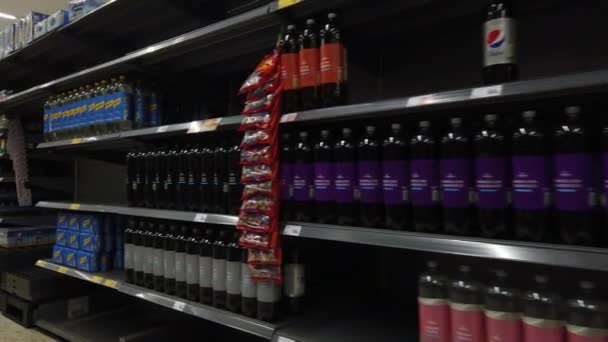 Paseando Por Los Estantes Con Productos Moderno Supermercado — Vídeo de stock