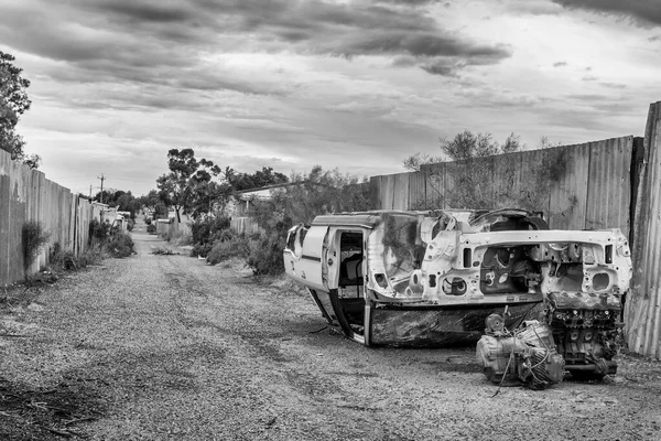 一辆破车在农村灰蒙蒙的景象 — 图库照片