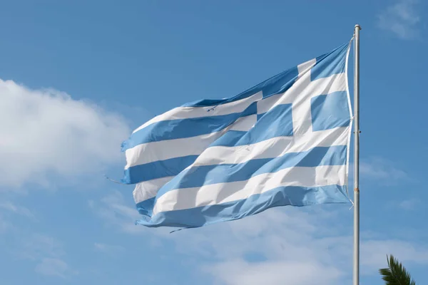 Крупный План Флага Греции Вибрирующего Фоне Голубого Облачного Неба — стоковое фото