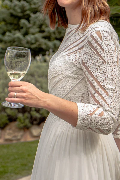 Неузнаваемая Невеста Белым Платьем Бокалом Вина Стоящая Парке Свадебная Церемония — стоковое фото