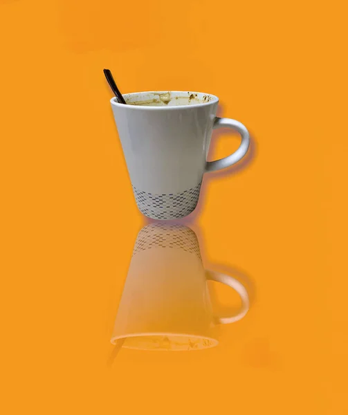 Отражение Белой Керамической Чашки Кофе Молоком Оранжевом Фоне — стоковое фото