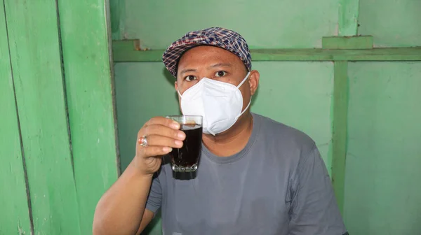 Homem Indonésio Meia Idade Tentando Beber Café Tendo Que Usar — Fotografia de Stock
