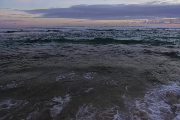 ビーチから撮影された海の上の夕日の空 — ストック写真