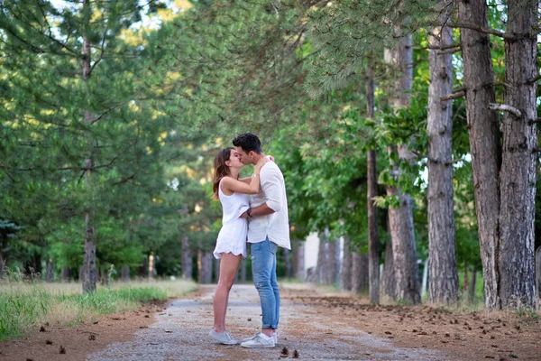 Vertical Shot Young Lovely Couple Kissing Hugging Park — Stock Photo, Image