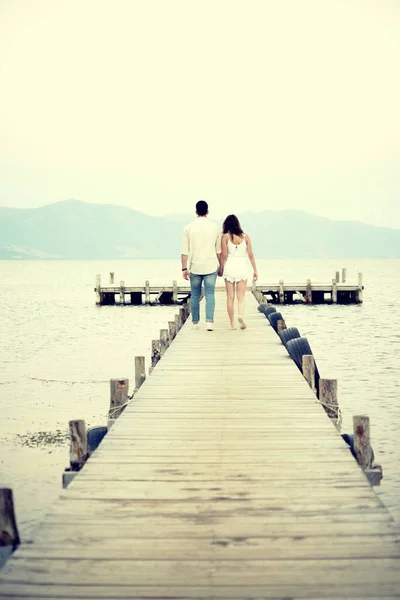 Vertical Shot Romantic View Loving Couple Pier — Stock Photo, Image