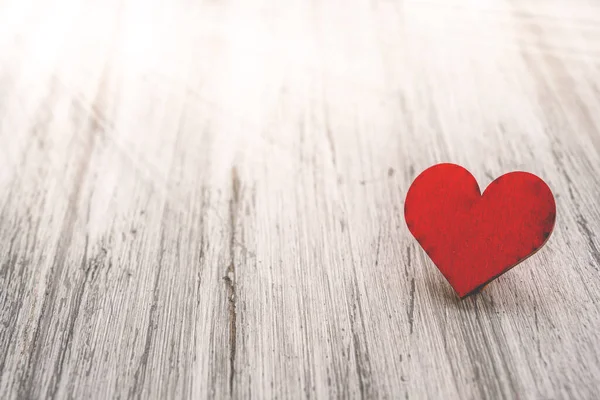 Una Pieza Roja Forma Corazón Madera Sobre Una Mesa Madera — Foto de Stock