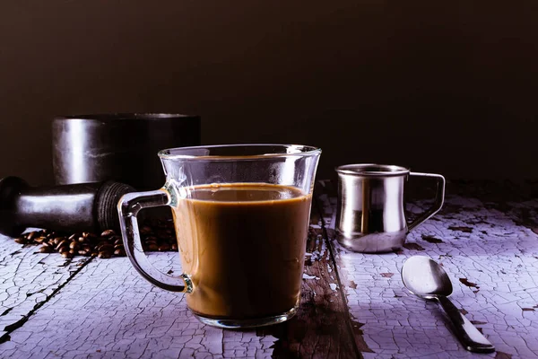 Крупный План Вкусной Чашки Кофе Рядом Серебряной Ложкой Кофеваркой — стоковое фото