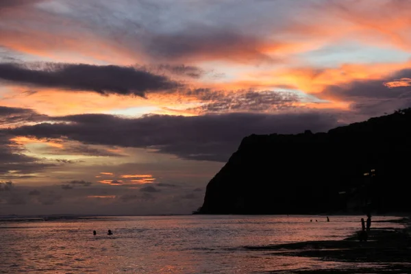 夕阳西下的天空笼罩着沙滩上的大海 — 图库照片