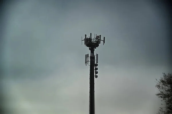 Силуэт Телекоммуникационной Антенны Облачным Небом — стоковое фото