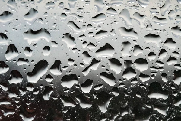 유리창을 빗방울을 선택적으로 집중시키는 — 스톡 사진