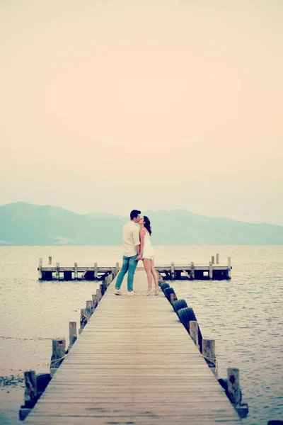 Vertical Shot Romantic View Loving Couple Pier — Stock Photo, Image