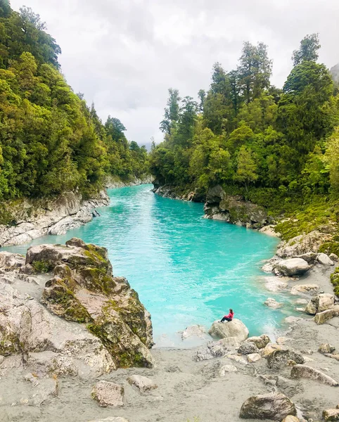 Eine Vertikale Aufnahme Einer Person Die Auf Einem Stein Blauen — Stockfoto